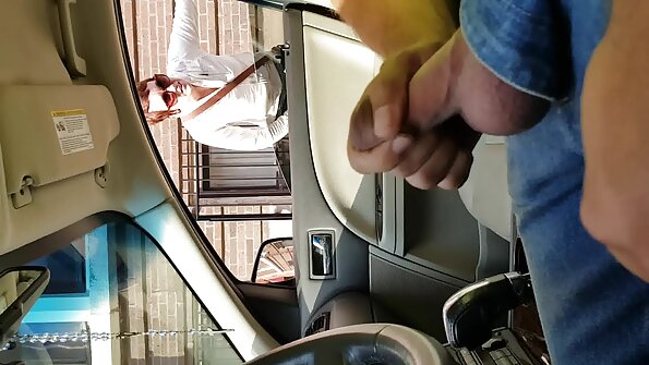 Uma bela babaca coberta de óleo enquanto filmes pornográficos português está sendo fodida