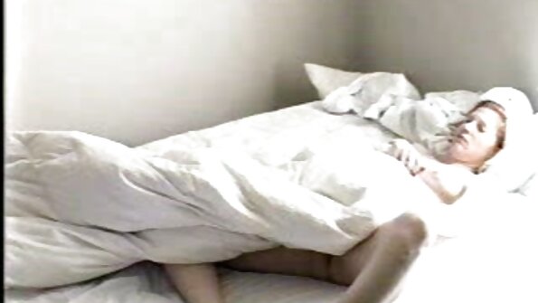 Babe abre as pernas descaradamente porno portugues completo para fazer a máquina de sexo entrar