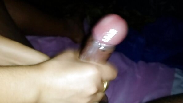 Mulher brincalhona demonstra sua coleção de brinquedos filmes ponograficos portugues sexuais