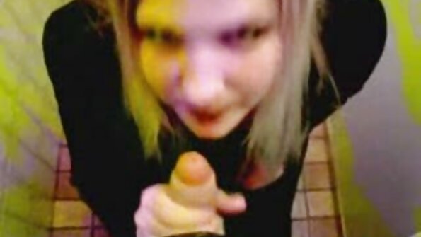 Um filme de pornô português mel sorridente está dando um beijo sensual e sexy em um pica-pau