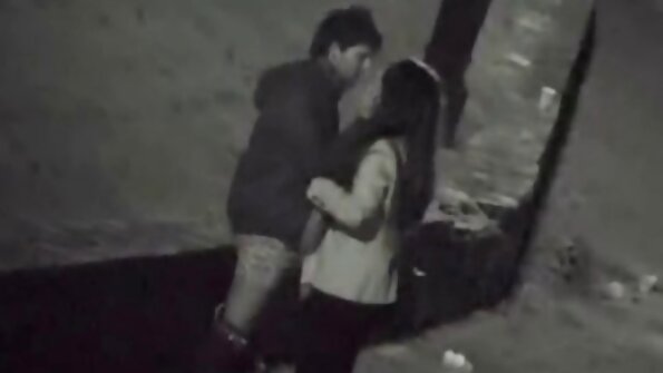 Petite videos pornos legendados em portugues Sally Squirt deitada por um cara enorme