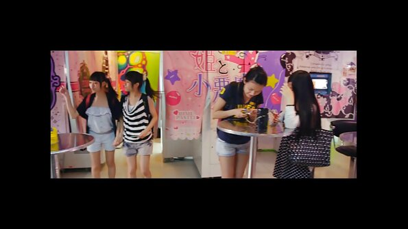 Uma morena com um sorriso sexy está se filmes prono portugues concentrando em um grande pica-pau