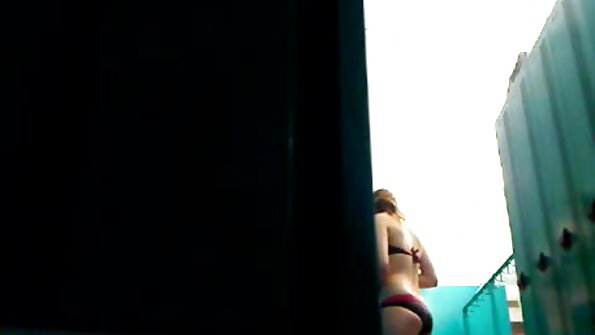 Um grande galo está entrando em uma loira que tem um pequeno conjunto de vídeo pornô brasileiro em português mamilos