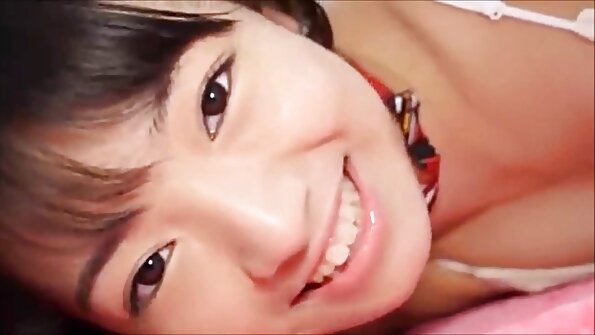 Uma adolescente está recebendo uma vara bem no fundo de sua bunda molhada na filmes porno legendado em português cama