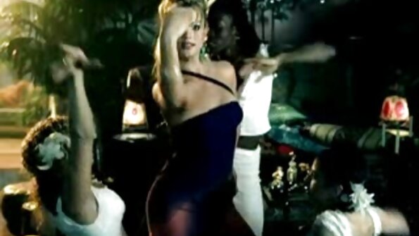 Uma menina filme pornografico portugues mascarada é preenchida por uma grande ereção negra hoje