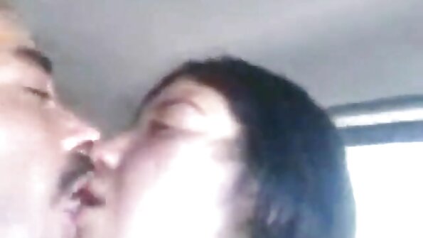 Gata vídeo pornô dublado em português de bunda suculenta e suculenta foi enganada por seu filho da puta para foder anal