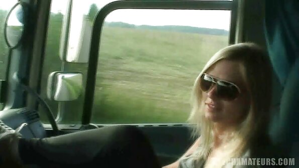 Uma filme pornografico portugues mulher negra com um cabide de tamanho considerável está recebendo um pau branco