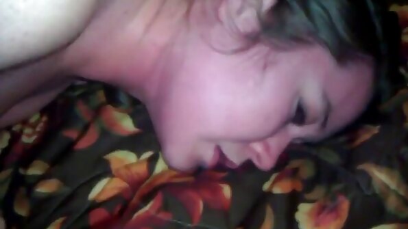 A fofa amadora sardenta martelava filmes ponograficos portugues enquanto gozava com força