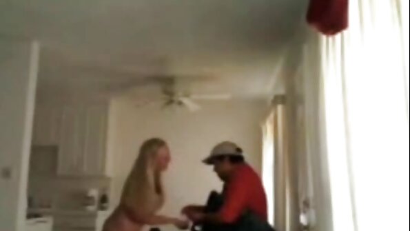 Dois méis atraentes compartilham um pênis em um trio filme pornô em português insano