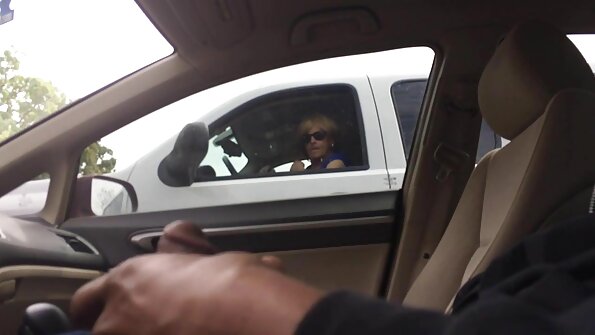 Garotas lésbicas passam uma boa noite satisfazendo bucetas no filme pornô brasileiro em português sofá