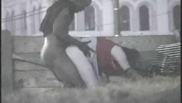 Cara tatuado curtindo a filme porno inglês buceta apertada da namorada em close