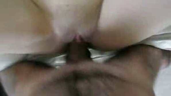 Gata vídeo pornô português brasileiro exótica sendo fodida por dois garanhões brancos ao ar livre