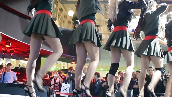 Uma garota com um piercing na filme pornô brasileiro em português buceta está tendo o cuzinho esticado