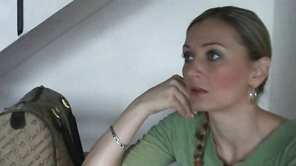 Gata sensacional quero assistir filme de pornô em português está obtendo seus buracos com um grande pau e dedos