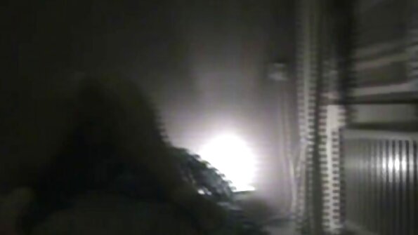 Garota com belo corpo enlouquece filme pornô de português com o pau de seu macho