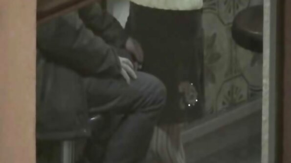 Uma boba com uma filme pornô em português bunda grande está recebendo um pau duro dentro da bunda