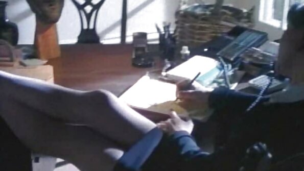 Uma loira de olhos azuis chupa filmes porno gratis portugues um pau com muita luxúria