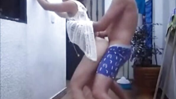 Jovem negra flexível vídeo pornô brasileiro em português com tatuagens sexy transa