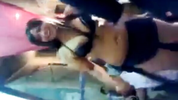 Uma garota filmes porno com legendas em portugues com seios naturais é fodida na mesa da sala de aula