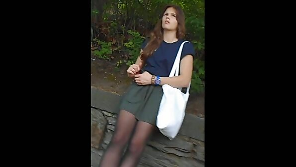Uma empregada gostosa tira filme pornô completo em português o uniforme e aí ela fode a bucetinha