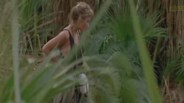 Uma loira filmes ponograficos portugues com uma bela bunda redonda sendo fodida anal na cama