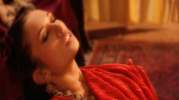 Uma morena pega seus peitos e sua bunda molhada fodida filme pornô falando em português na frente da câmera