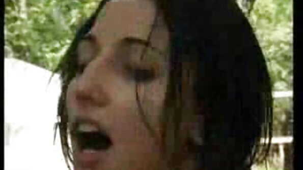 Uma filmes porno legendado em português vagabunda gostosa está recebendo sêmen de dois paus duros em sua boca