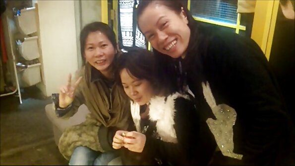 Uma morena com um corpinho sexy está no filme de pornô em português sofá fazendo um boquete