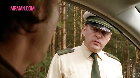 Garotinha fodida leva uma carga em filme porno traduzido seu cu